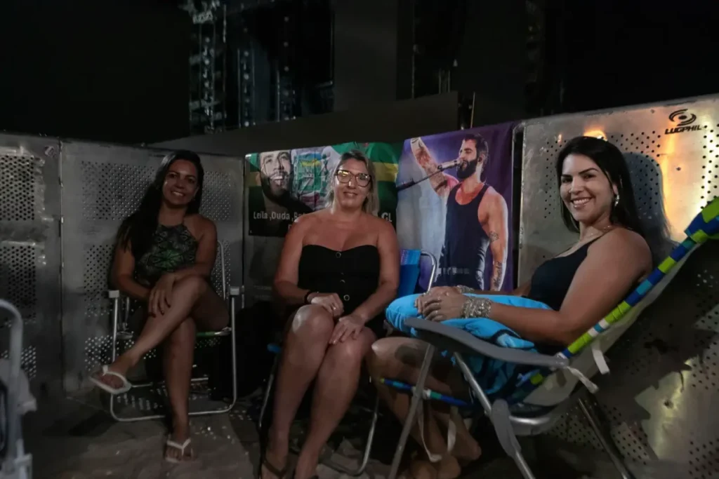 Fãs dormem na praia para ver Gusttavo Lima em Matinhos fas gustavo lima