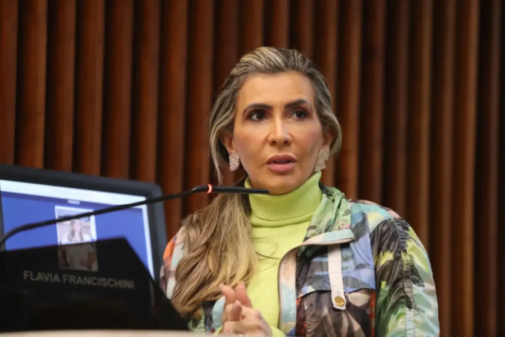 flávia francischini