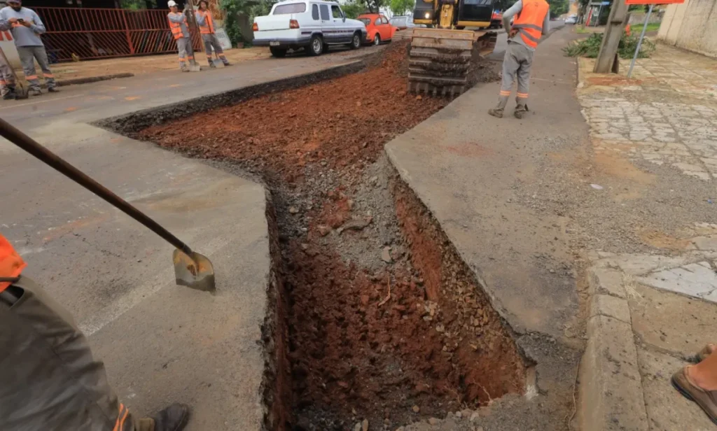 Obras interditam trecho da Rua Itacolomi em Pato Branco itacolomi