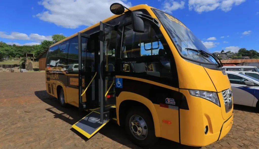 Pato Branco entrega dois ônibus acessíveis para a APAE onibus apae