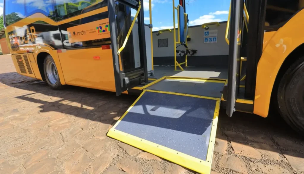 Pato Branco entrega dois ônibus acessíveis para a APAE onibus apae 4