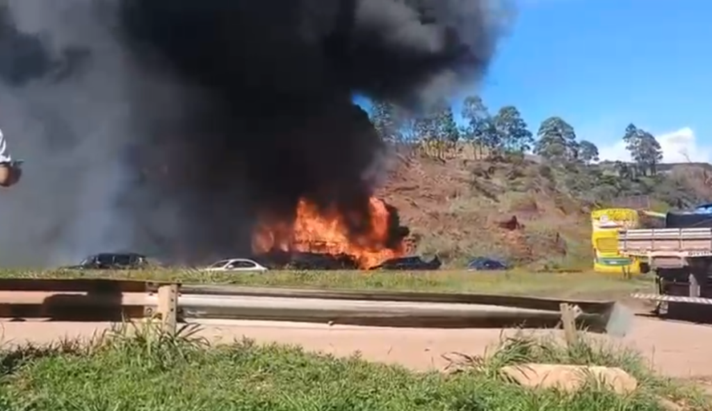 VÍDEO: Ônibus pega fogo e interdita a Fernão Dias em MG onibus pega fogo mina gerais