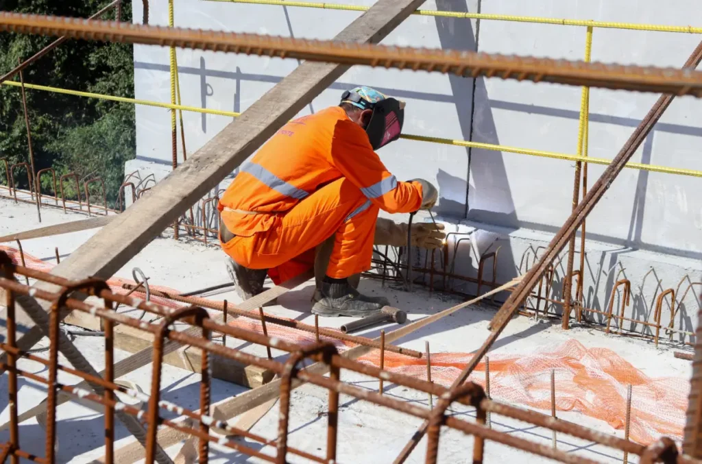 Paraná inicia semana com 17,9 mil vagas de emprego abertas trabalhador construção civil