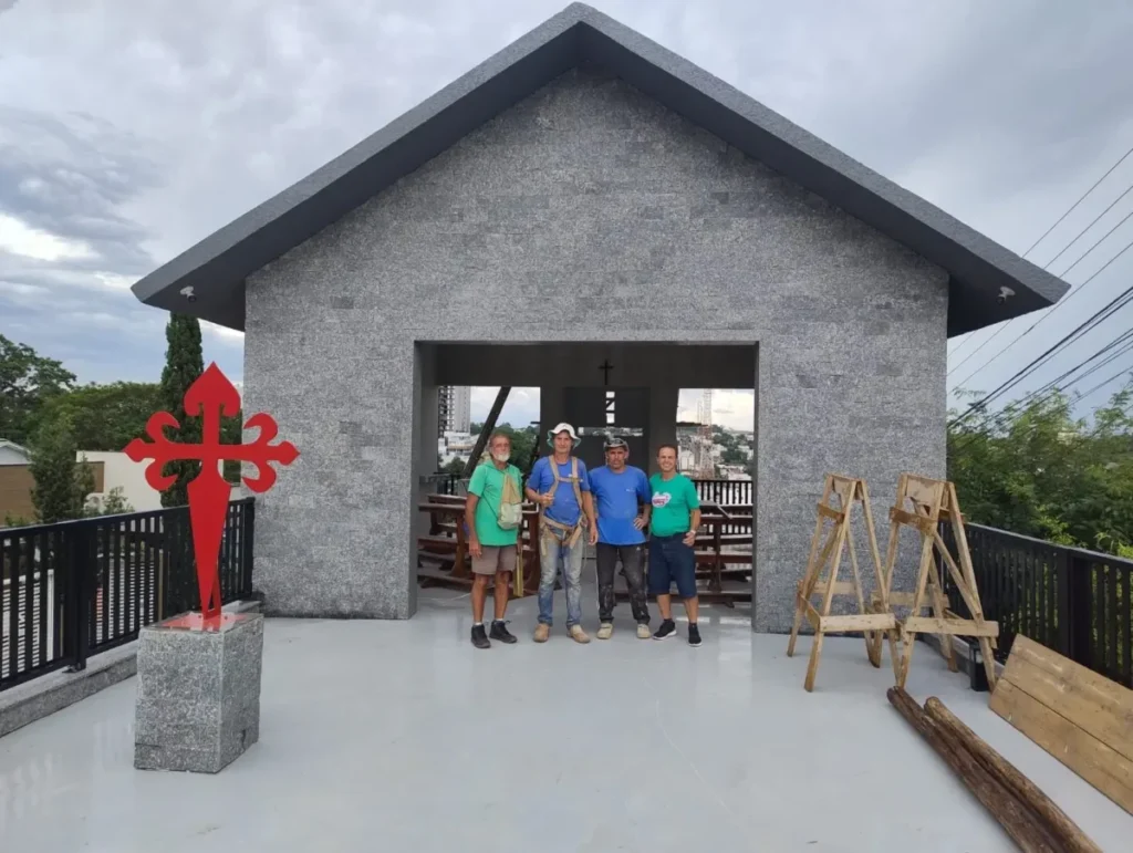 capela revestimento pedras capa