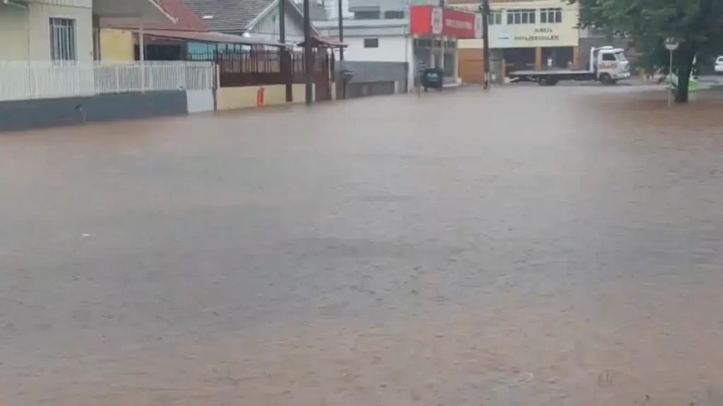 Chuva forte em Pato Branco causa transtornos alagamento rua fernando ferrari