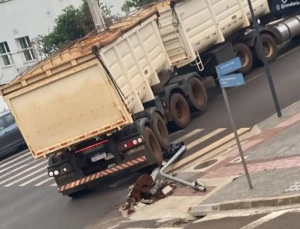 caminhão derruba semáforo