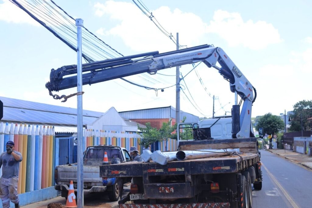instalação postes câmeras cmeis escolas pato branco