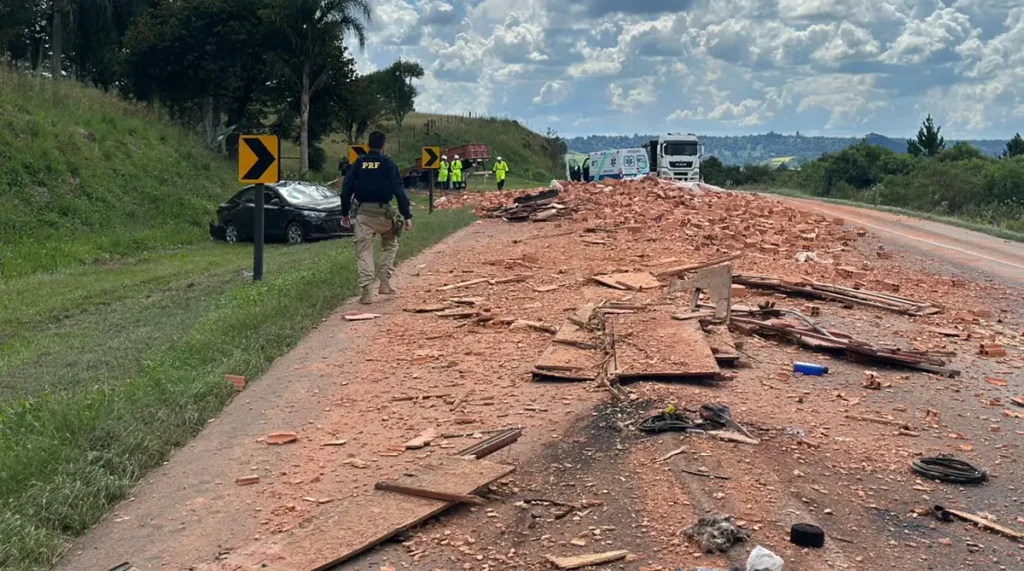 br-277 caminhão tijolos