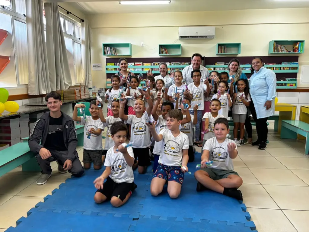 criança sorridente dois vizinhos