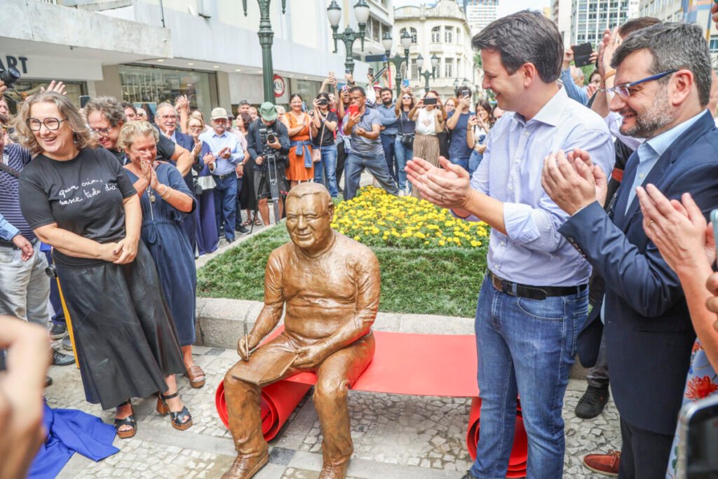 estátua jaime lerner