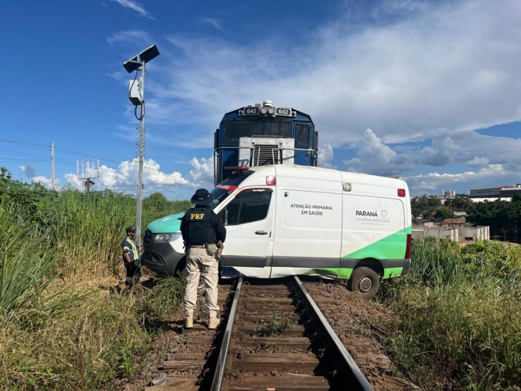 trem atinge ambulância
