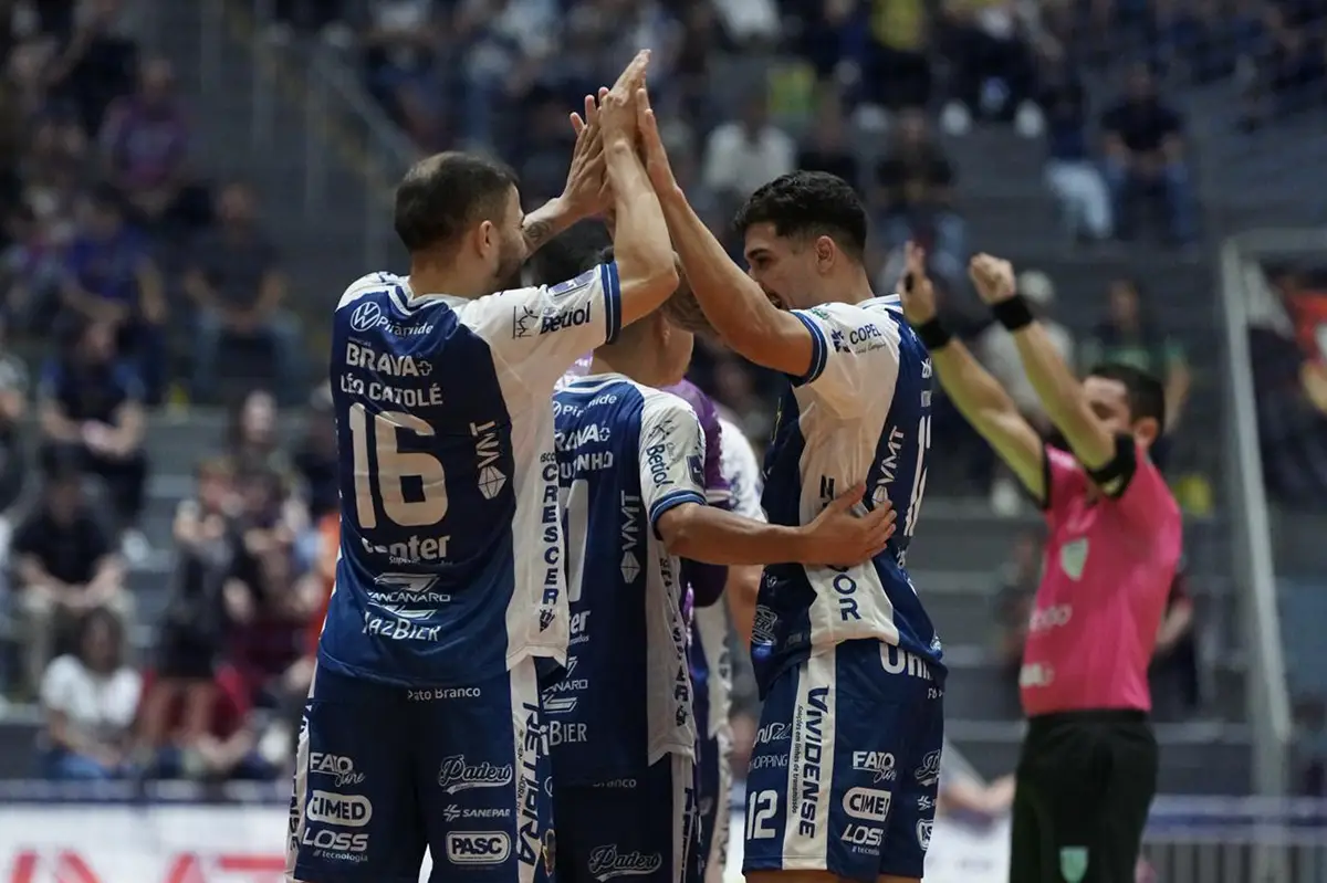 Pato-x-Dois-Vizinhos