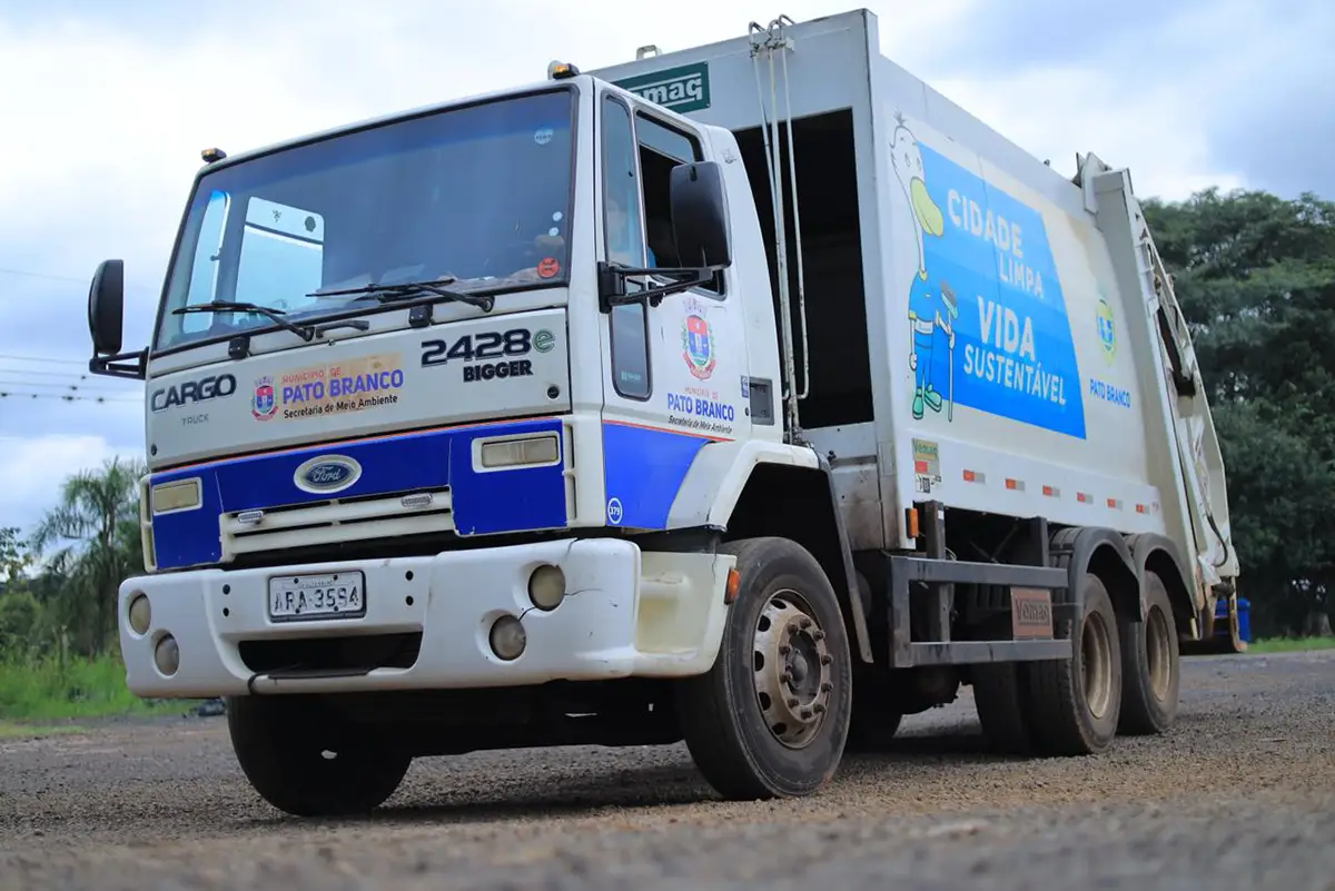 caminhão de coleta de lixo pato branco