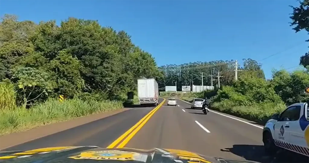 caminhoneiro ultrapassagem irregular