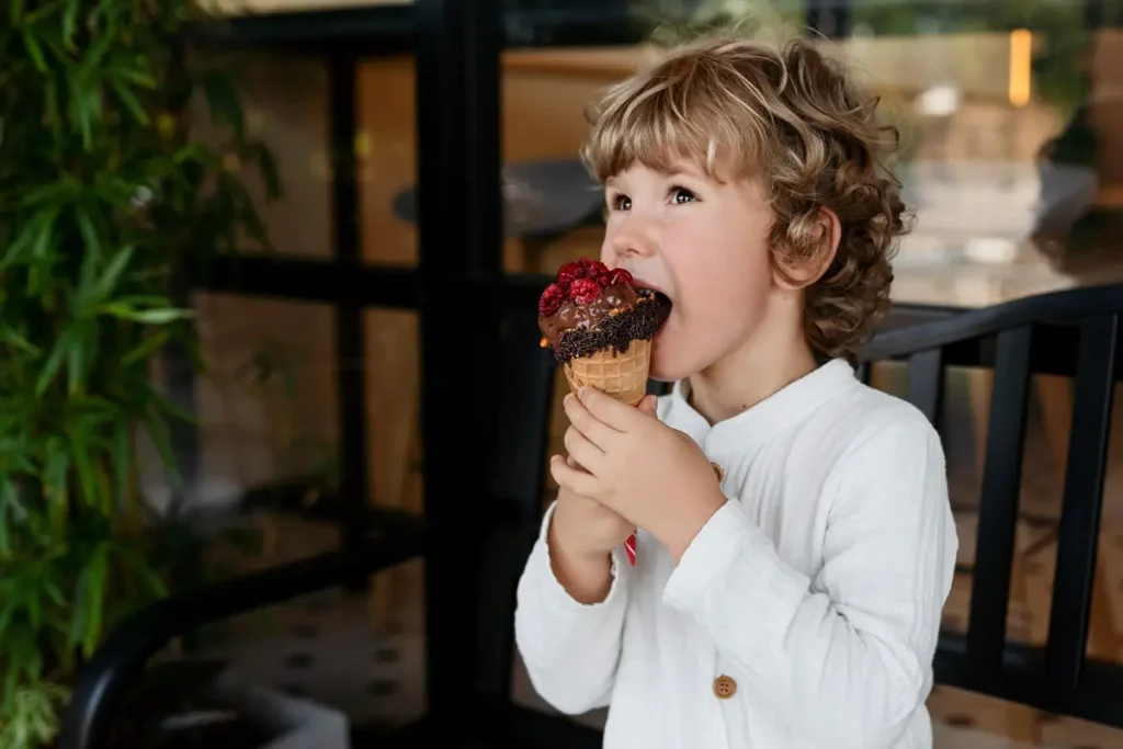 criança comendo doce