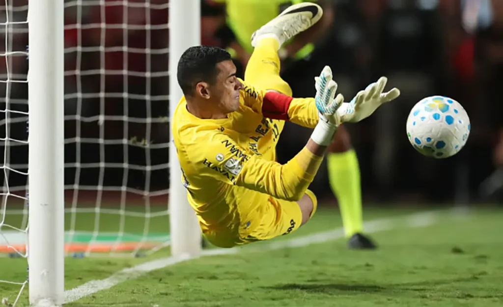 goleiro Santos defende penalti
