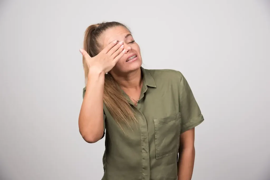mulher coçando os olhos
