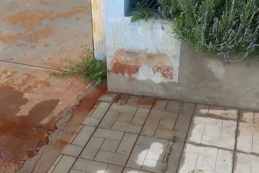 vazamento_agua_rua_calcada