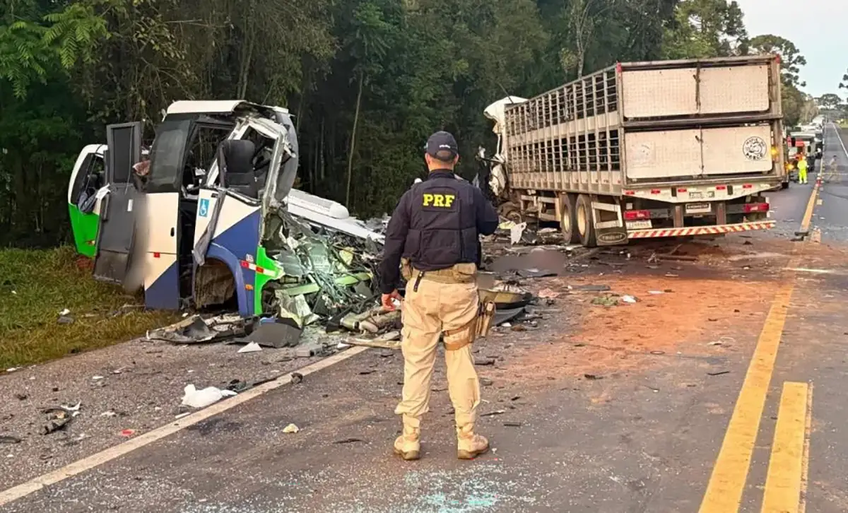 Colisão entre micro-ônibus e caminhão deixa 23 mortos no PR