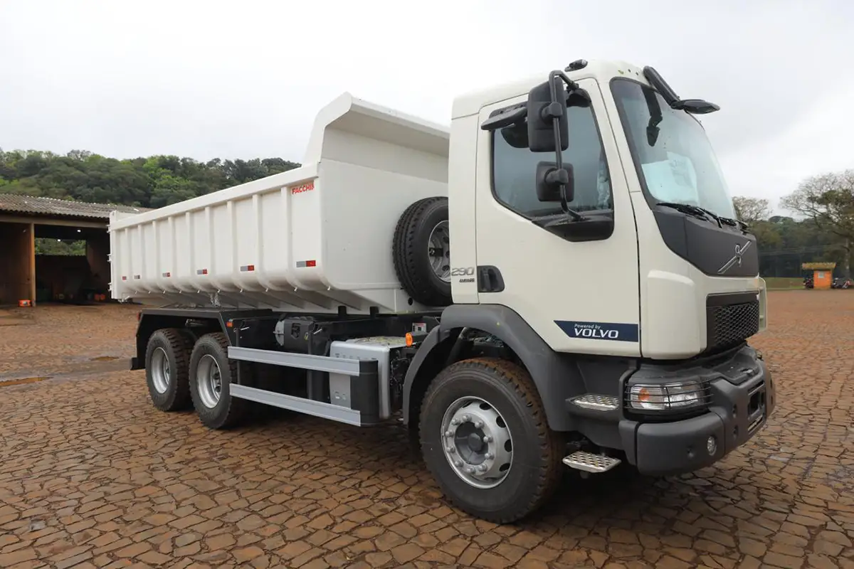 Patrulha Rural de Pato Branco recebe novo caminhão caçamba