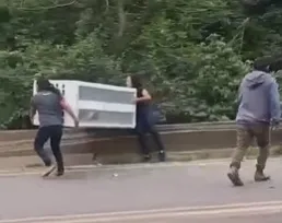 Carga é saqueada após acidente na BR-277 em Nova Laranjeiras