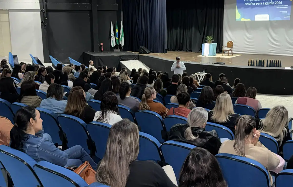 Gestores debatem tecnologia e novos desafios da educação