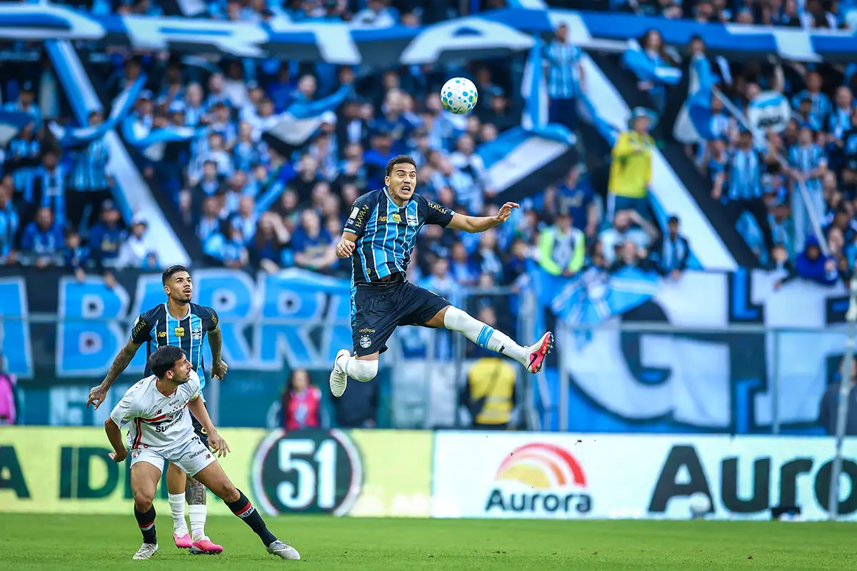 Grêmio vira sobre o São Paulo e sobe na tabela
