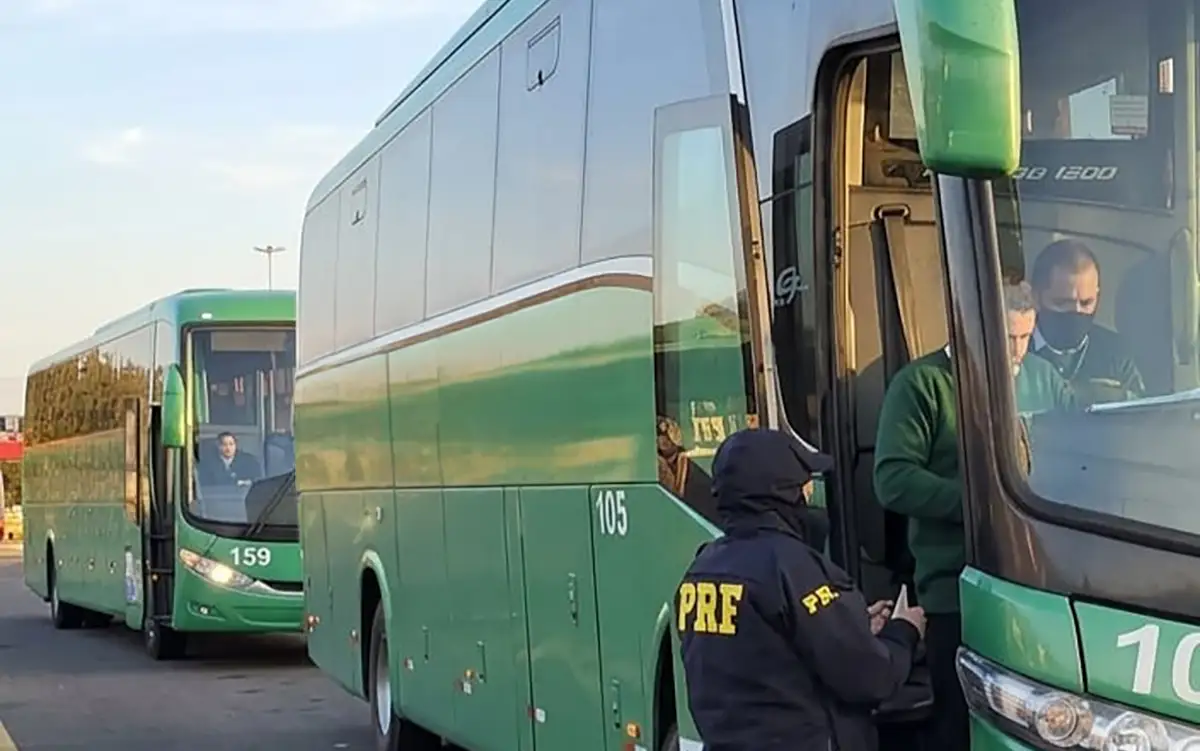 PRF prende idoso por importunação sexual em ônibus na BR-277