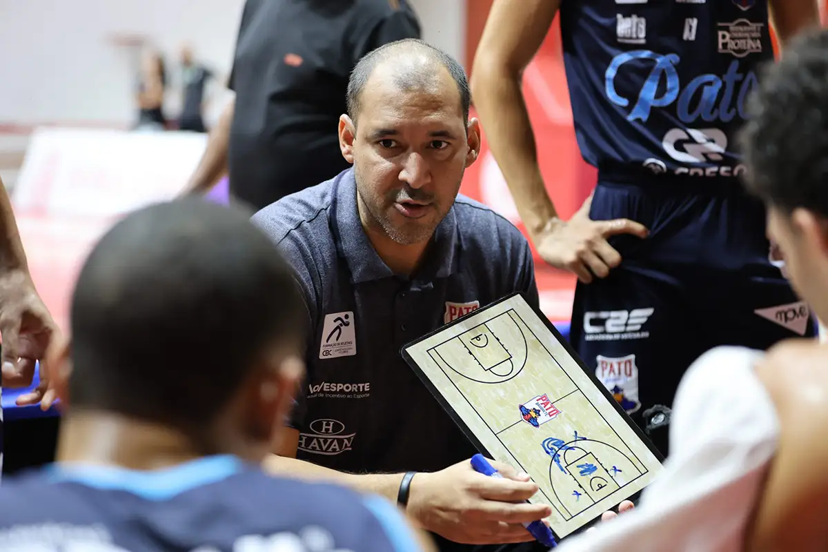 Renan Gitiony renova para terceira temporada no Pato Basquete