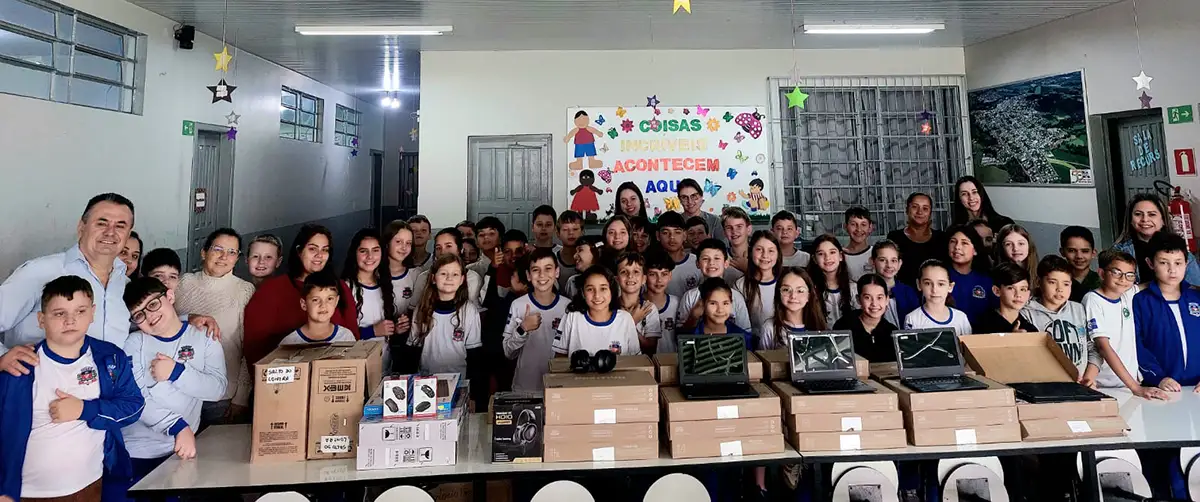 Alunos de Salto do Lontra ganham chromebooks e computadores