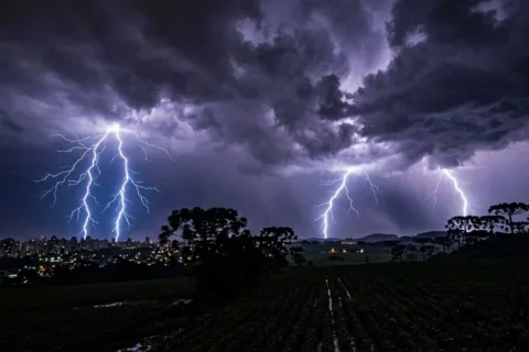 Temporais com raios (IA)