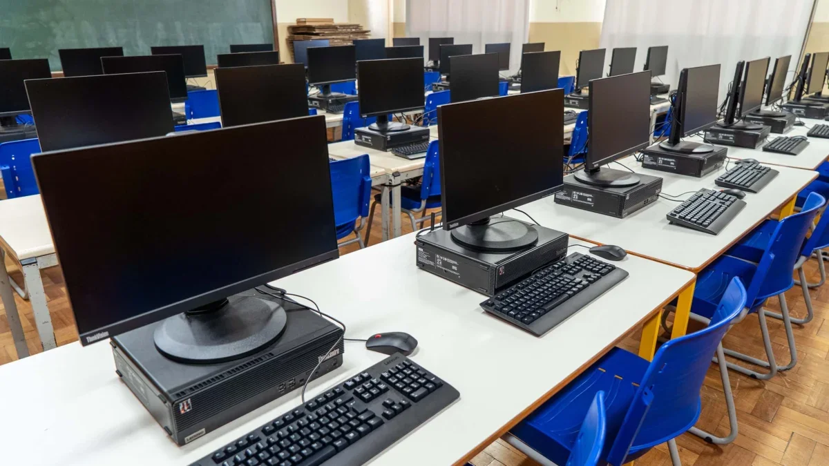 escola estadual sala computadores