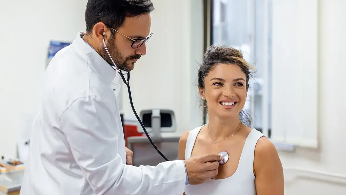 médico examinando paciente