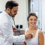 médico examinando paciente