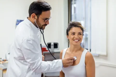 médico examinando paciente