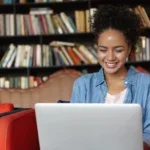 mulher em frente ao computador