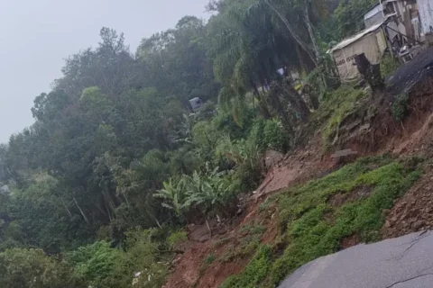 queda de barreira br-476