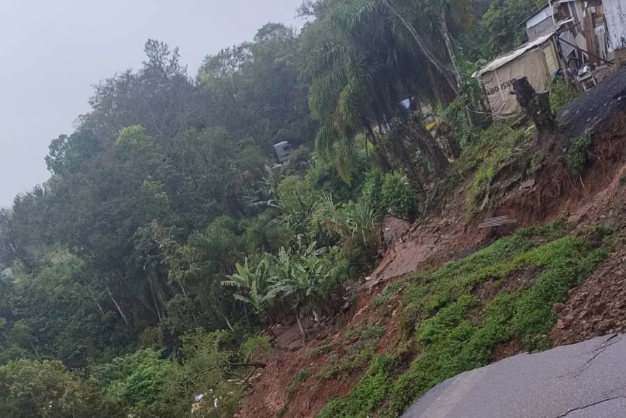 queda de barreira br-476