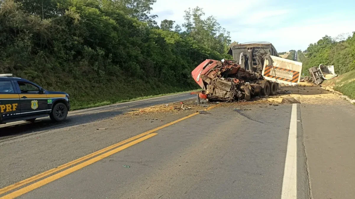 Colisão entre carretas mata motorista na BR-277 em Palmeira