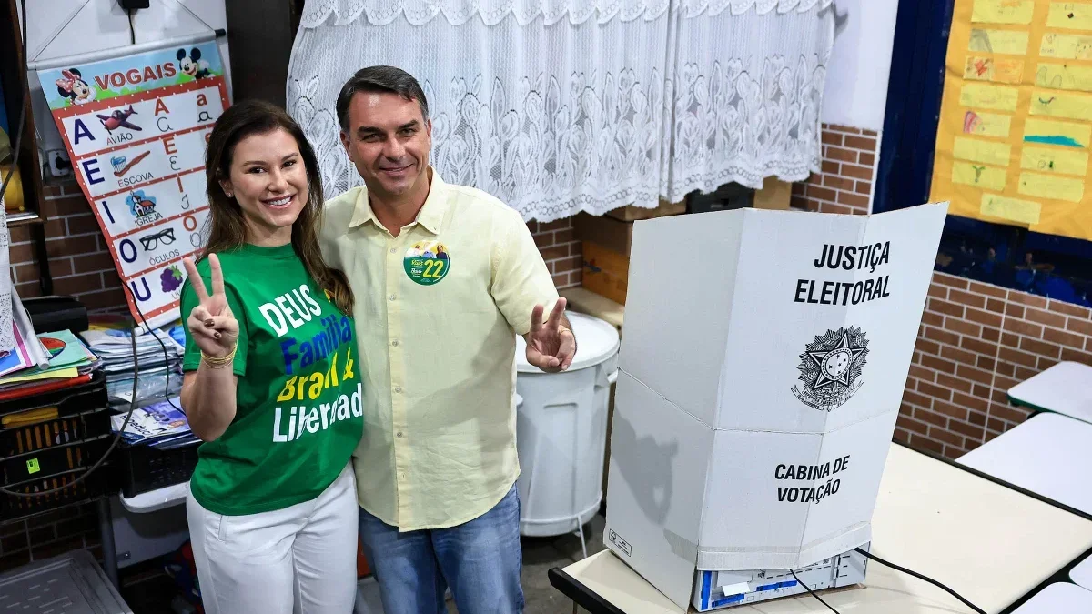 flavio bolsonaro votando