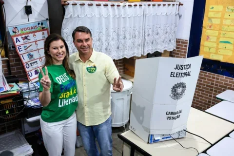 flavio bolsonaro votando
