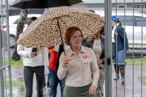 gleisi votando curitiba