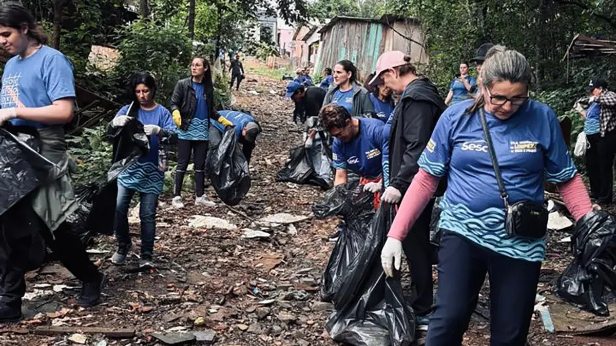 Mutirão retirou aproximadamente uma tonelada de resíduos de uma nascente no bairro Padre Ulrico.