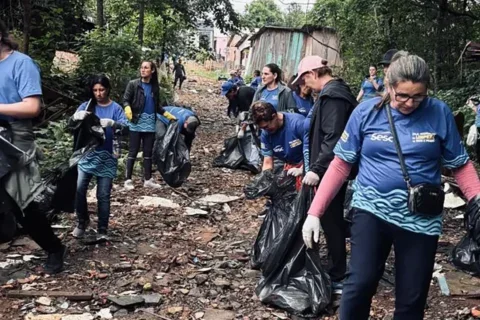 Mutirão retirou aproximadamente uma tonelada de resíduos de uma nascente no bairro Padre Ulrico.