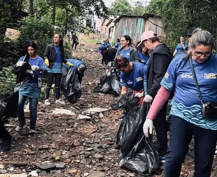 Mutirão retirou aproximadamente uma tonelada de resíduos de uma nascente no bairro Padre Ulrico.